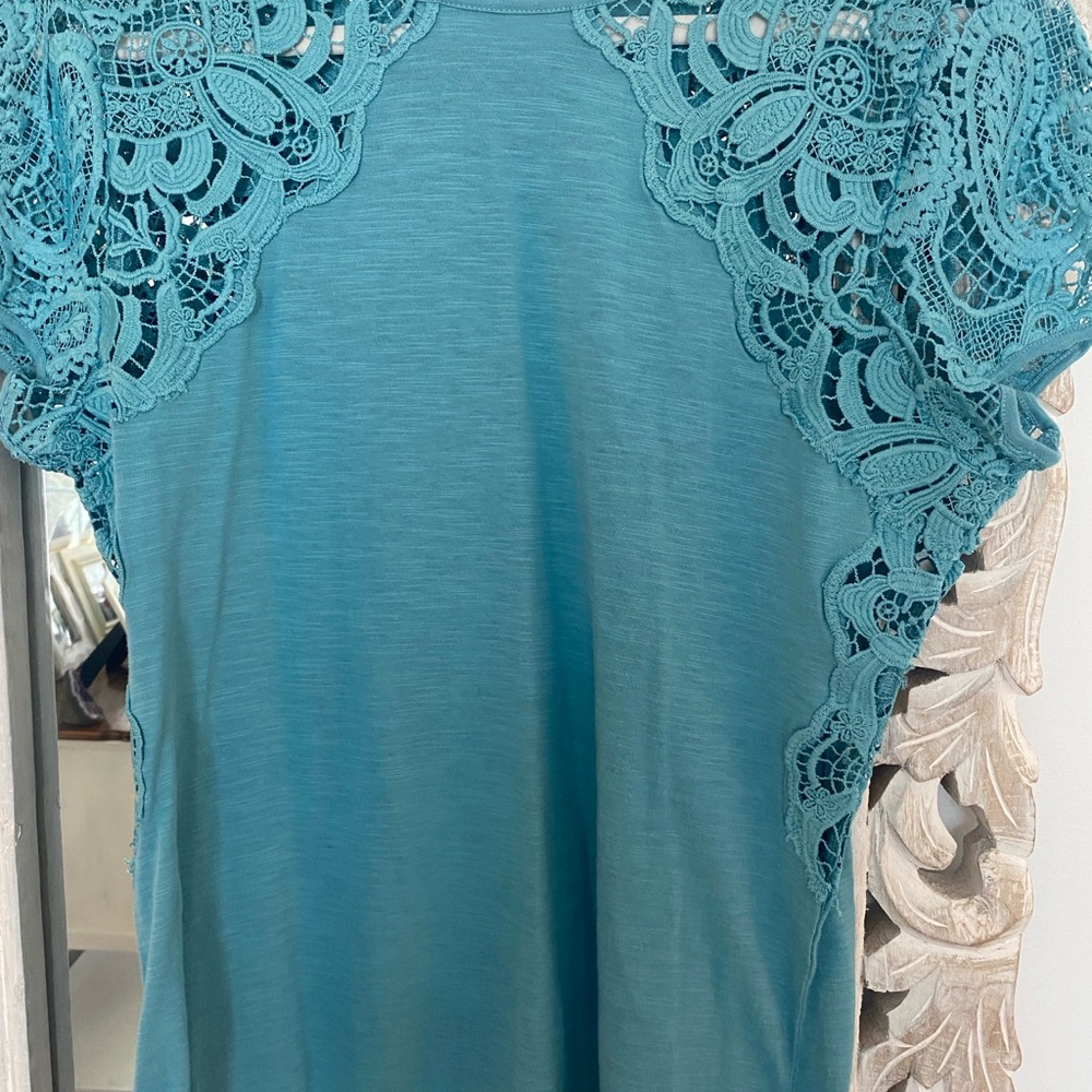 Turquoise Sundance t shirt.